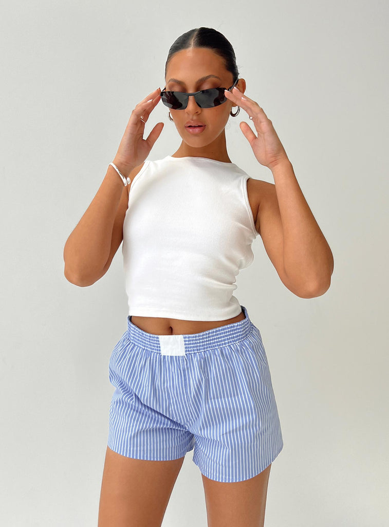 Outfits with blue and white striped shorts hotsell