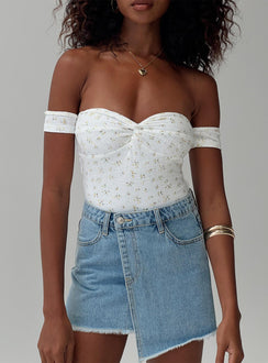 front view of model wearing Princess Polly Ezrah Bodysuit White Floral Short Sleeves Sweetheart 