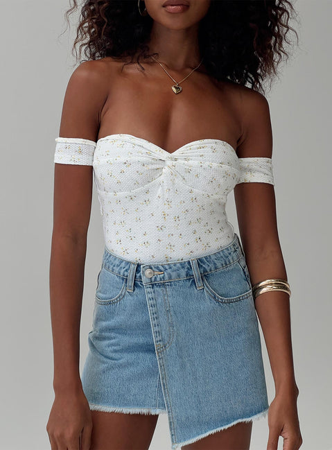 front view of model wearing Princess Polly Ezrah Bodysuit White Floral Short Sleeves Sweetheart 