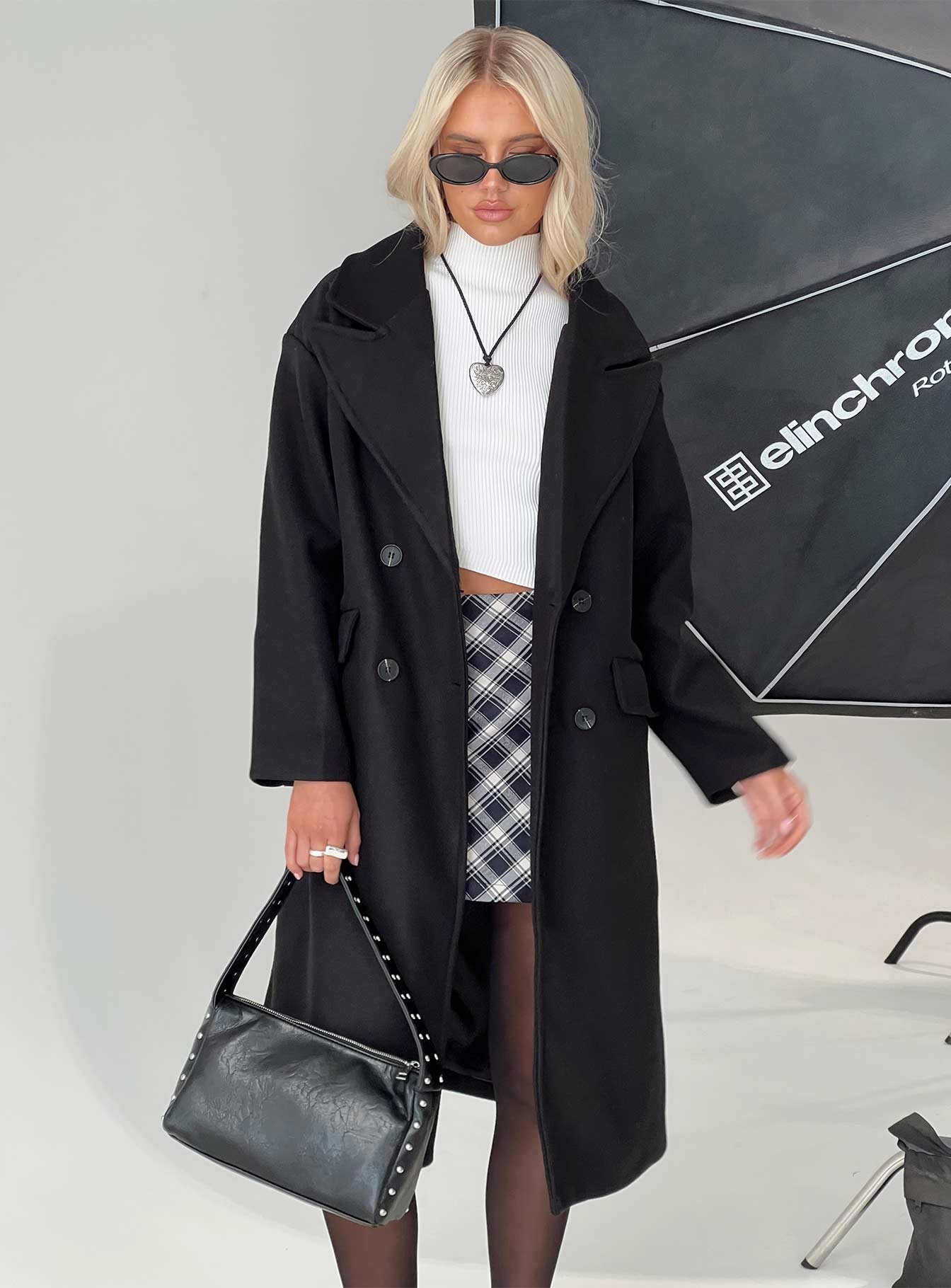 Longline coat Lapel collar, button fastening at front, front pockets Non-stretch, fully lined 