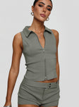 Vest top Classic collar, zip fastening at front Non-stretch material, unlined 