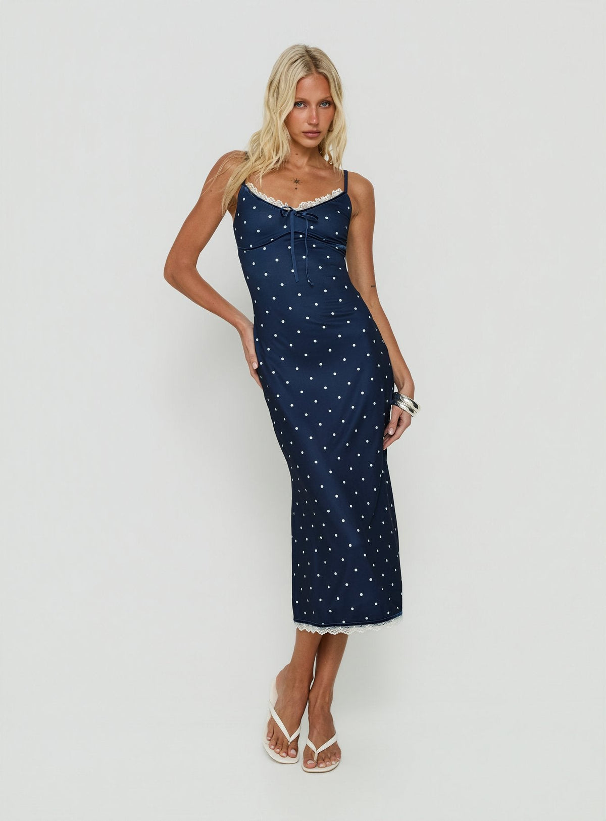 Delaney V-Ausschnitt Rüschen-Midikleid Navy / Weiß Gepunktet