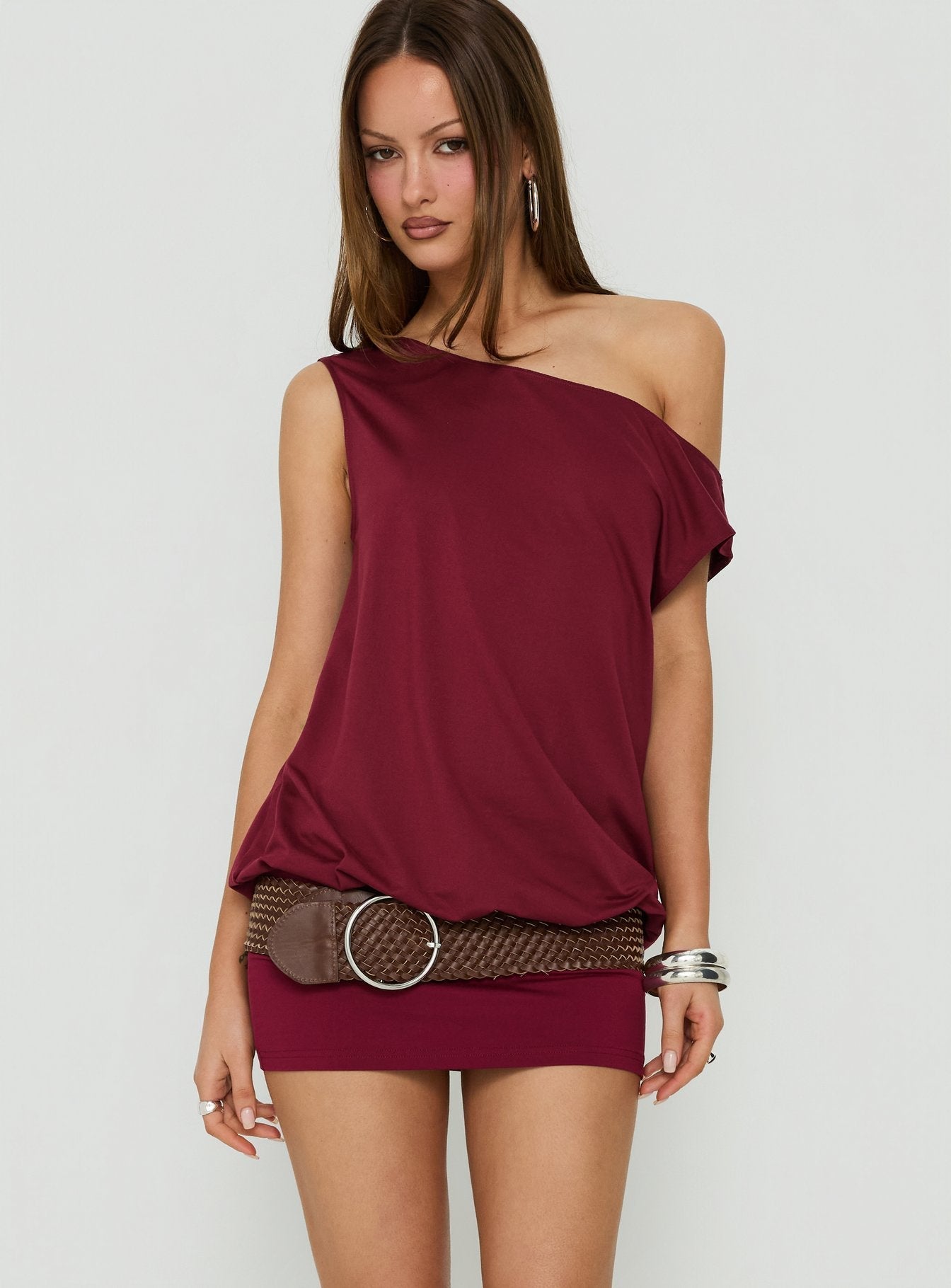 Ellah One-Shoulder-Minikleid in Weinrot mit Drapierungen