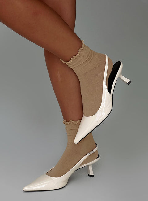 Comes And Goes Frill Socks Beige