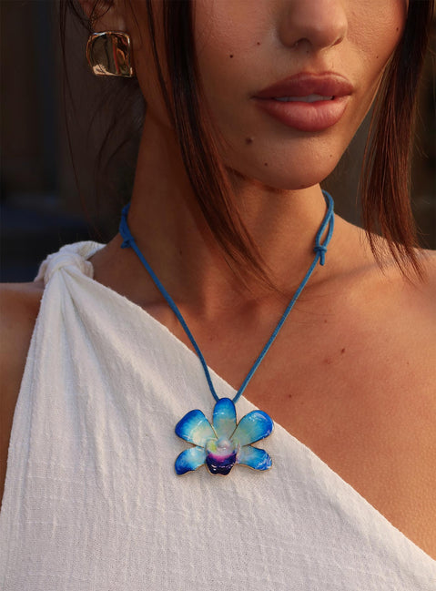 Wildrose Flower Pendant Necklace Blue
