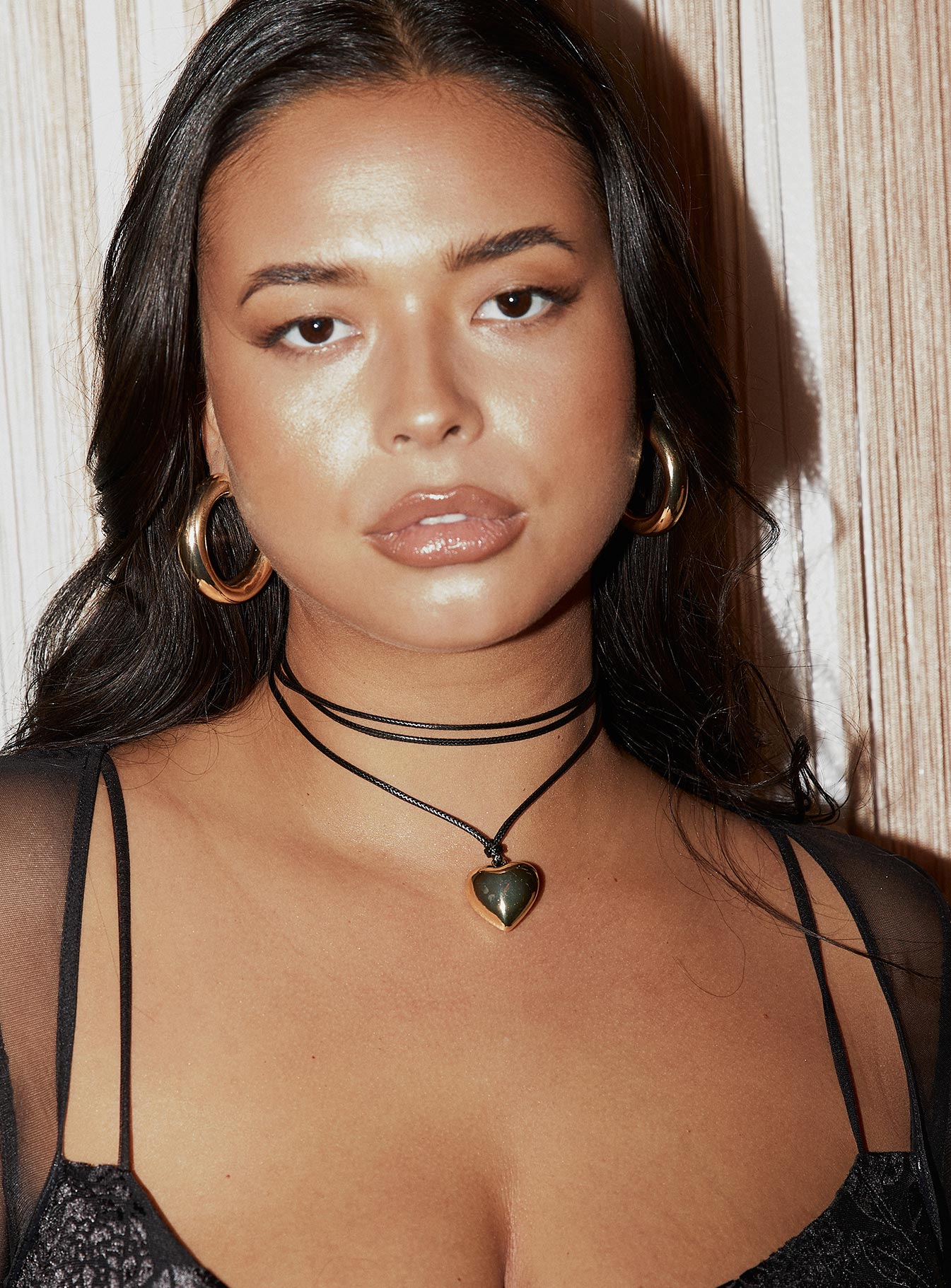 Gold-toned necklace Heart pendant, adjustable tie fastening