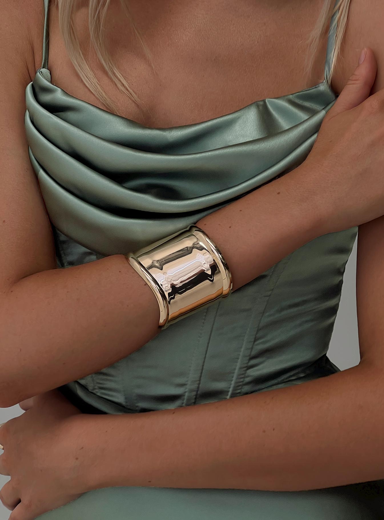 Gold-toned cuff Chunky design