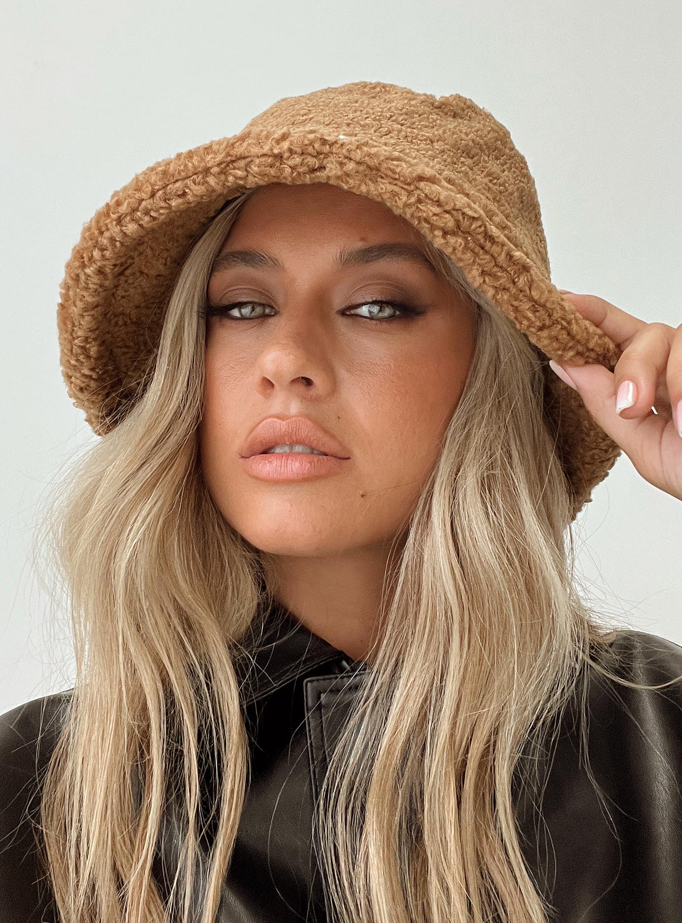 Fluffy hat Adjustable internal drawstring, pearl detail 