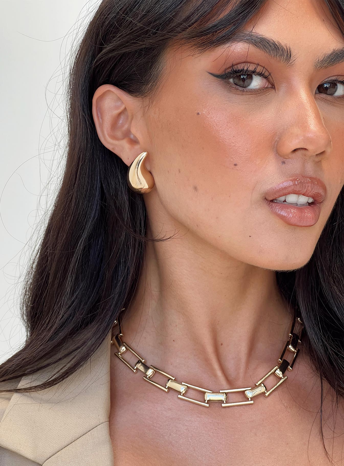 Earrings Gold toned Stud fastening