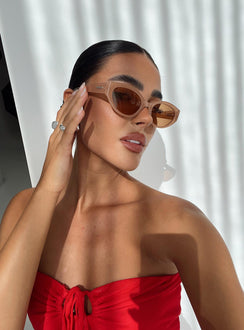 Sunglasses Wide arms, brown tinted lenses, moulded nose bridge