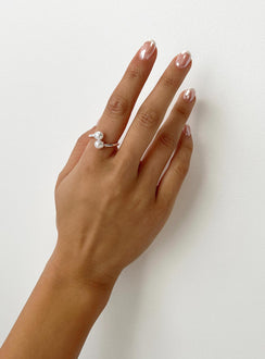 Silver-toned ring Pearl detail, lightweight