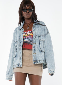 Oversized light wash denim jacket  Classic collar, drop shoulder, button fastening at front, oversized chest pocket, single button cuff