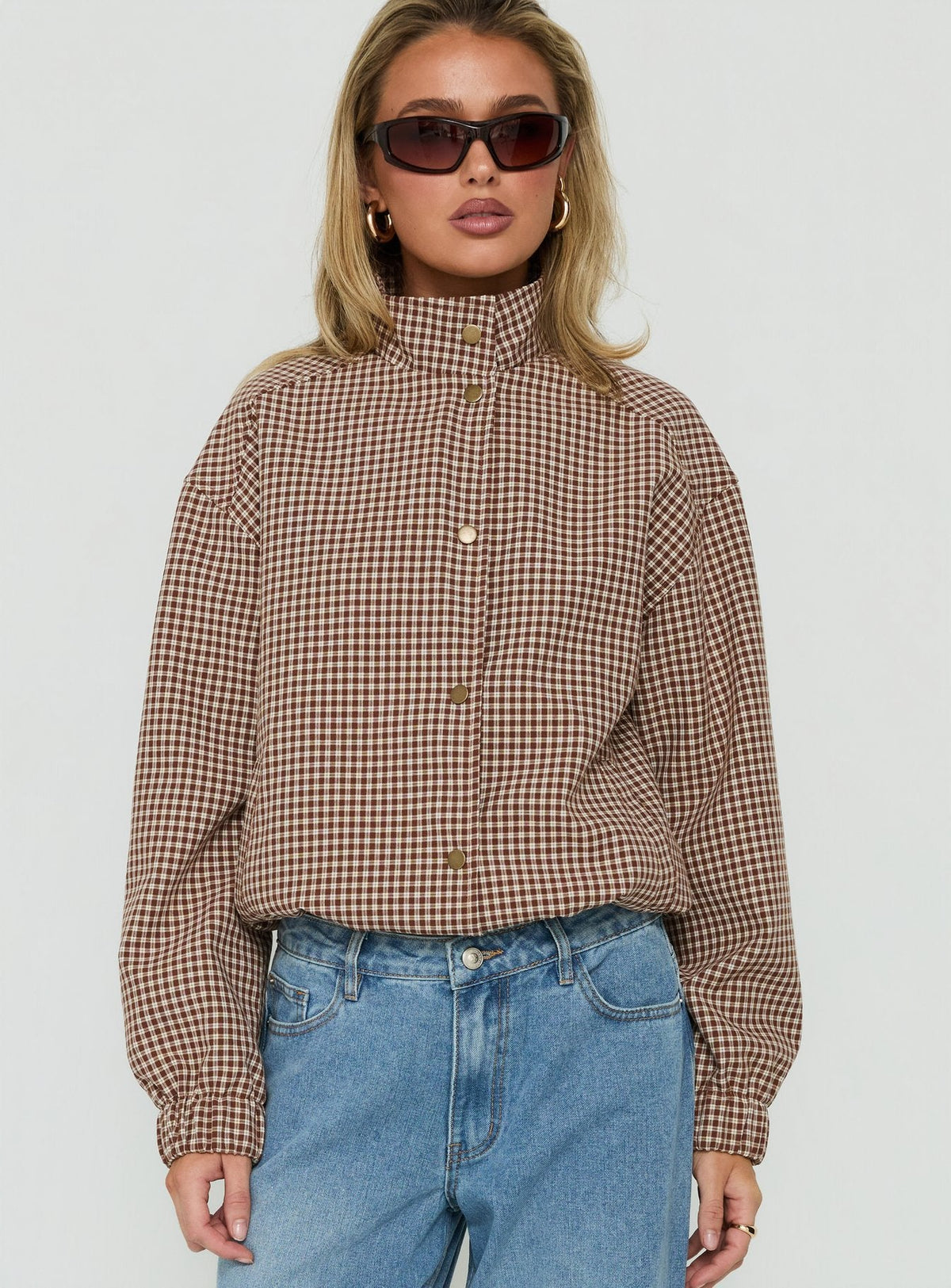 Khodana Button-Down Jacke mit Trichterkragen aus Mikro-Braunkaro