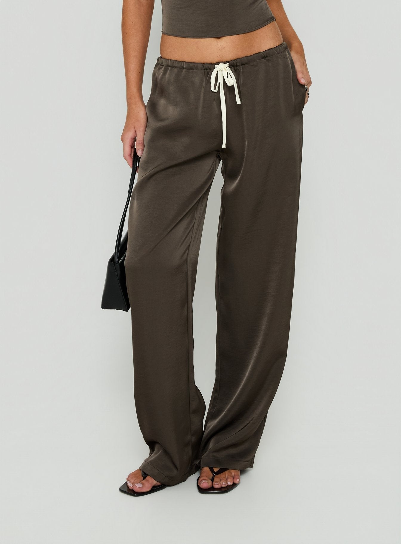 Satinhose mit Bindegürtel in Mokka