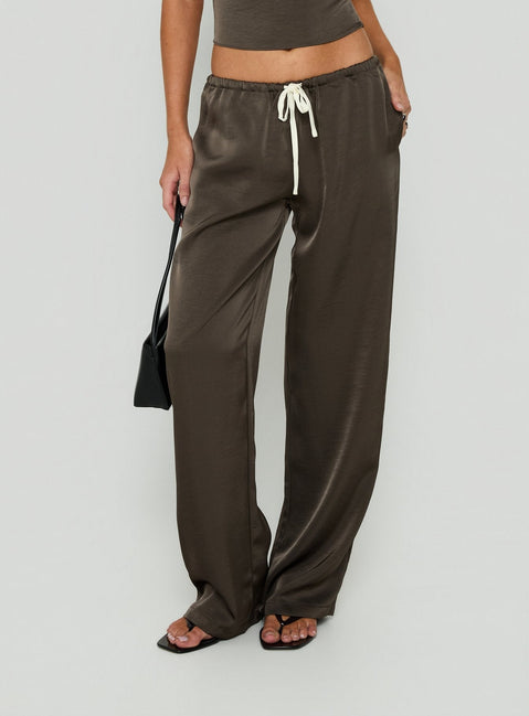 Satinhose mit Bindegürtel in Mokka