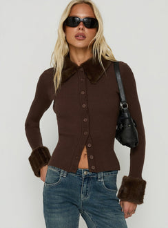 Chiqueeta Strickjacke mit Kunstfellbesatz Chocolate