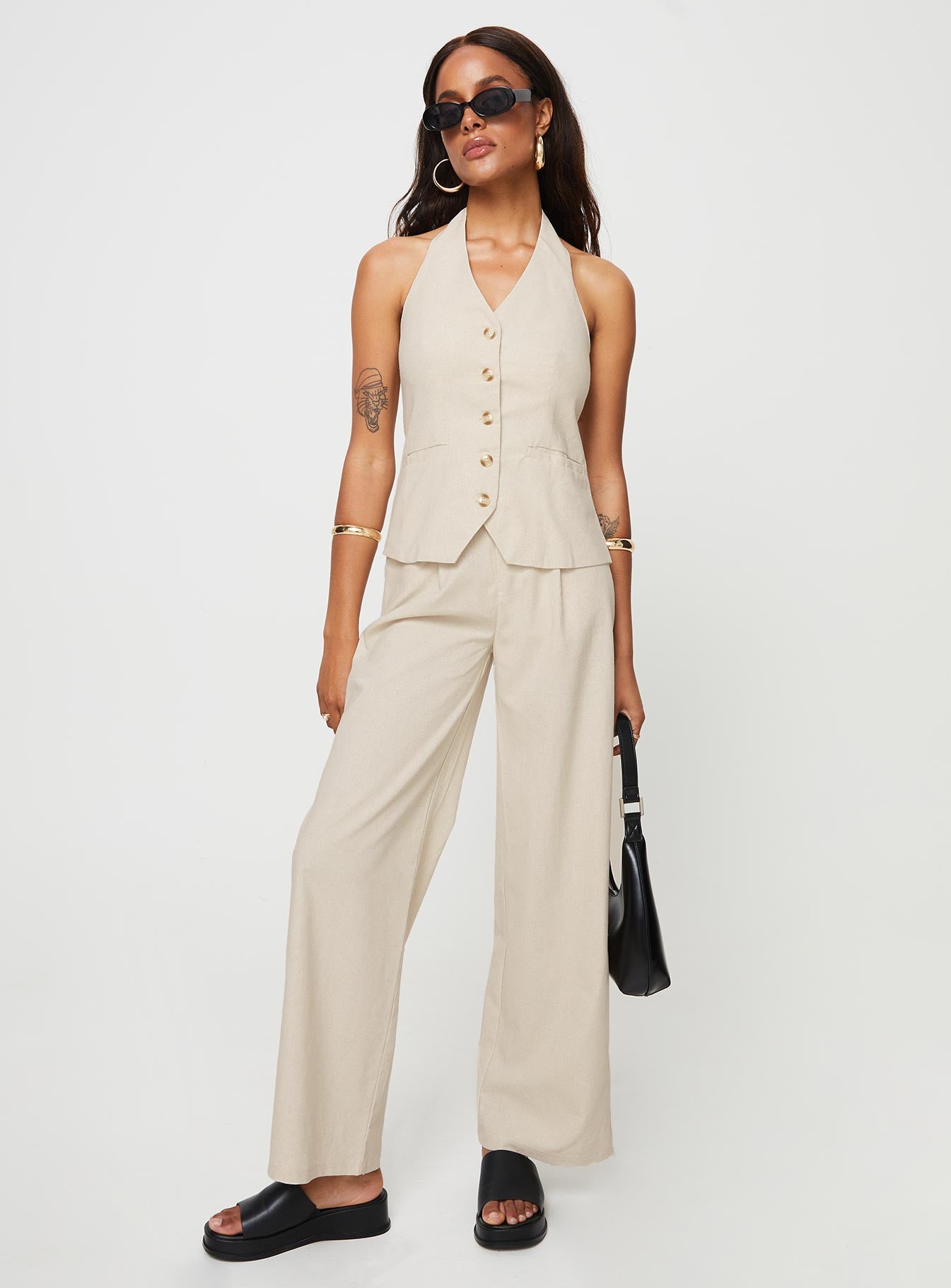 Matching linen set Halter neck top, fixed halter strap, button fastening at front, twin hip pockets High rise pants, belt looped waist, zip and button fastening, elasticated waistband at back, twin hip pockets, straight leg