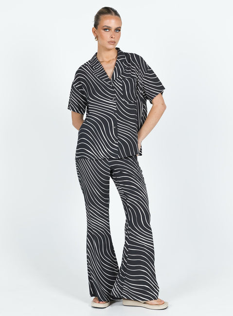 Matching set Graphic print Button up shirt Classic collar Drop shoulder  Button fastening at front Pants High rise Invisible zip fastening at side Elasticated waistband at back