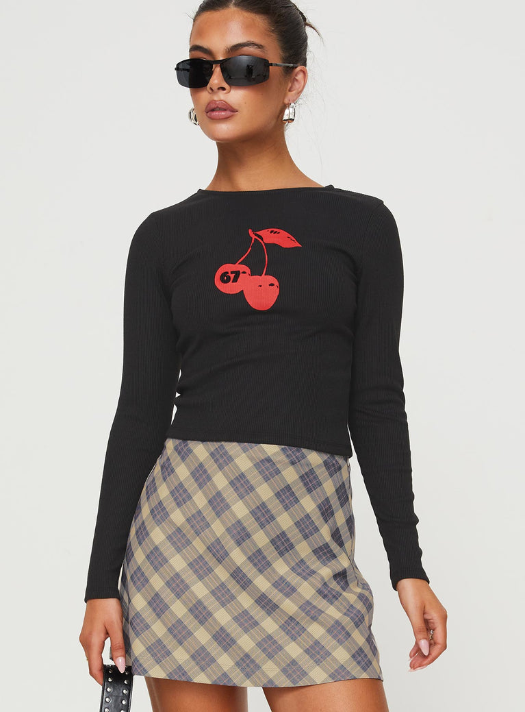 Long sleeve graphic top Good stretch, unlined 