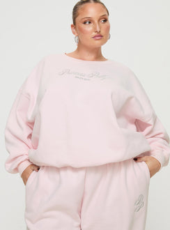 front view of model wearing Princess Polly Princess Polly Crew Neck Sweatshirt Script Baby Pink / Grey Curve 