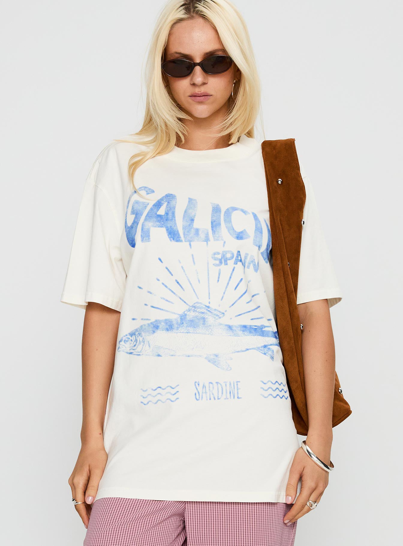 front view of model wearing Princess Polly Galicia Spain Graphic Top White / Blue Half Sleeves Crew Neck 