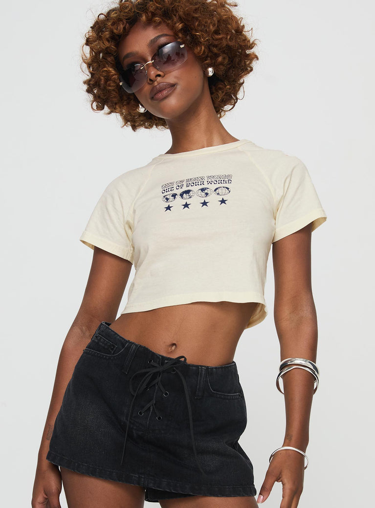 Cropped tee Graphic print, crewneck Non-stretch material, unlined 