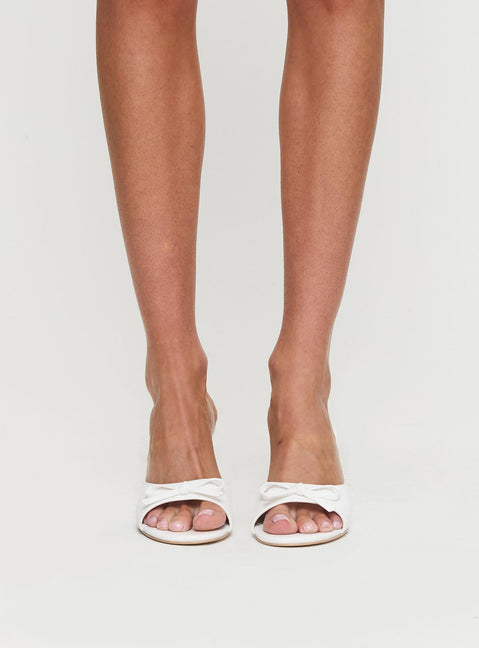 Amorete Heels White