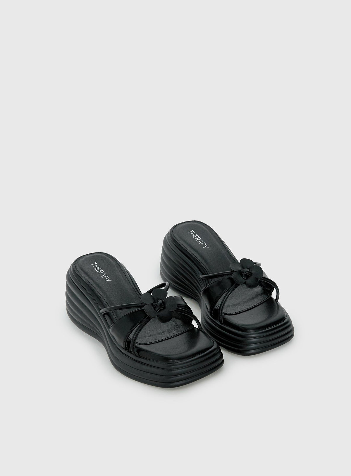 Therapy Flaunt Plateau-Sandalen mit Blumen-Detail Schwarz