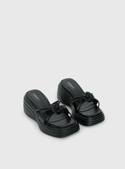 Therapy Flaunt Plateau-Sandalen mit Blumen-Detail Schwarz