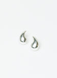 Earrings Silver toned Stud fastening