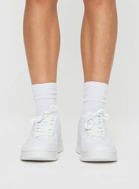 White sneakers Platform sole, star design, lace up fastening
