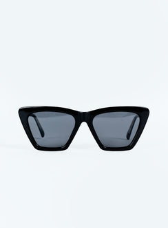 Sunglasses Oversized design Moulded nose bridge Black tinted lenses