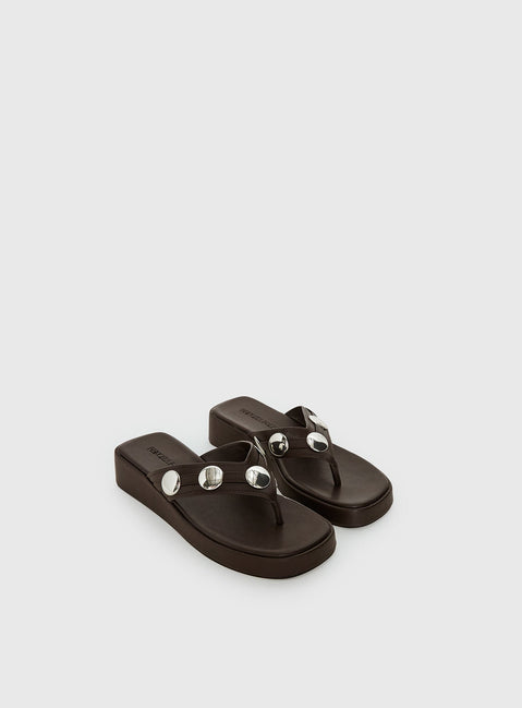 Paislee Sandalen mit Nieten in Braun