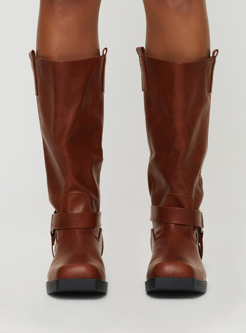 Western boots Calf height, buckle detail, rounded toe, small block heel