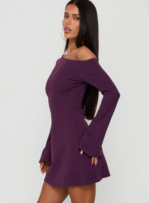 Adrietta Langarm Off-Shoulder Minikleid Pflaume-Schwarz