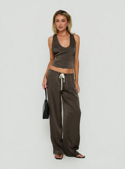 Satinhose mit Bindegürtel in Mokka