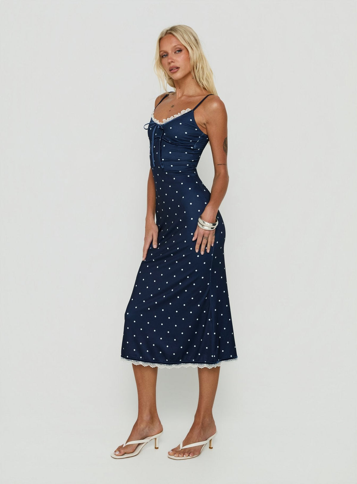 Delaney V-Ausschnitt Rüschen-Midikleid Navy / Weiß Gepunktet