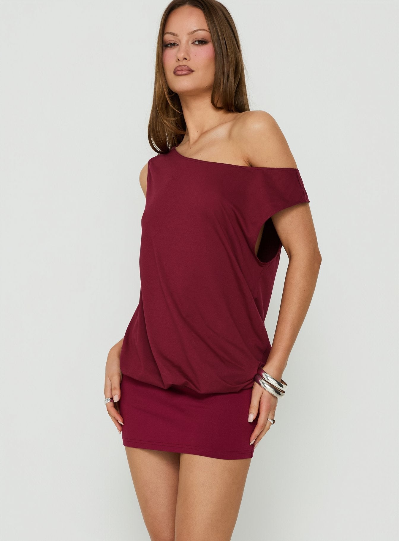 Ellah One-Shoulder-Minikleid in Weinrot mit Drapierungen