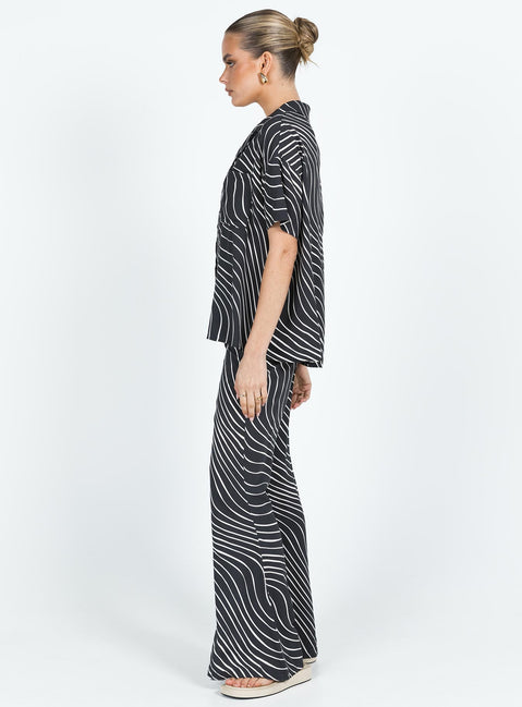 Matching set Graphic print Button up shirt Classic collar Drop shoulder  Button fastening at front Pants High rise Invisible zip fastening at side Elasticated waistband at back