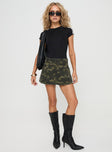 Camo print skort Belt looped waist, pleated design, twin hip pockets, zip fastening at back Non-stretch material, unlined