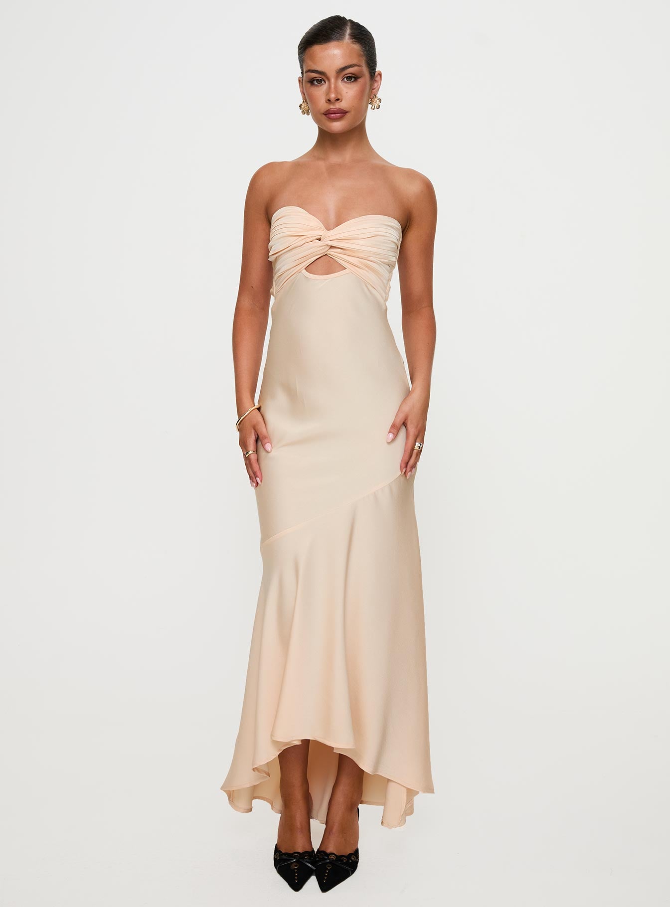 front view of model wearing Princess Polly Stand A Chance Twist Detail Maxi Dress Champagne Sweetheart Neckline 