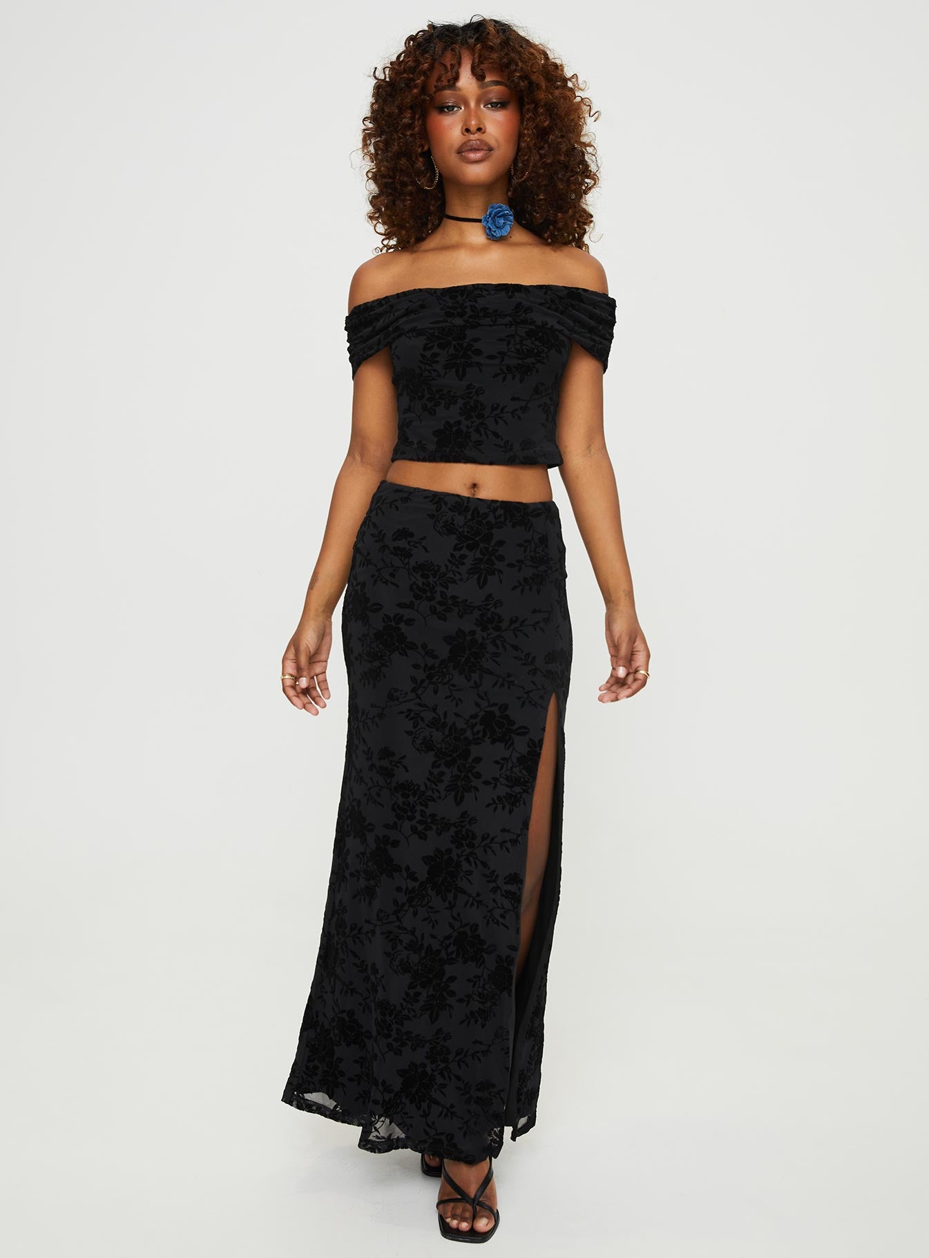 Set  Two-piece set, floral print Off-the-shoulder top, folded neckline, elasticated neckline Mid-rise maxi skirt, high split at side  Elasticated waist 