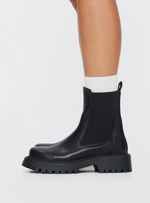 Faux leather boots Rounded toe, treaded sole, pull tab at back, passed footbed