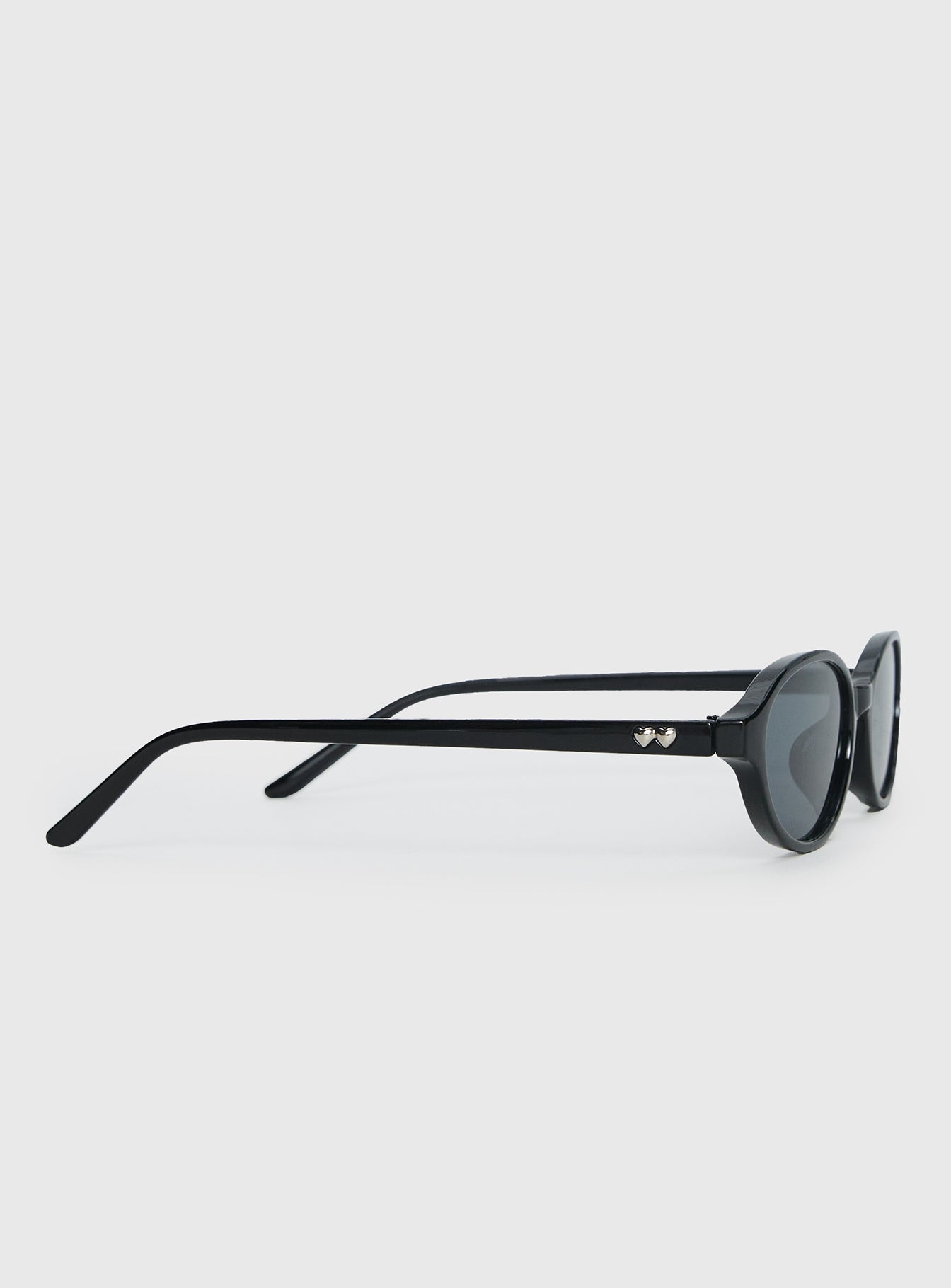 Captivation Oval Sunglasses Black