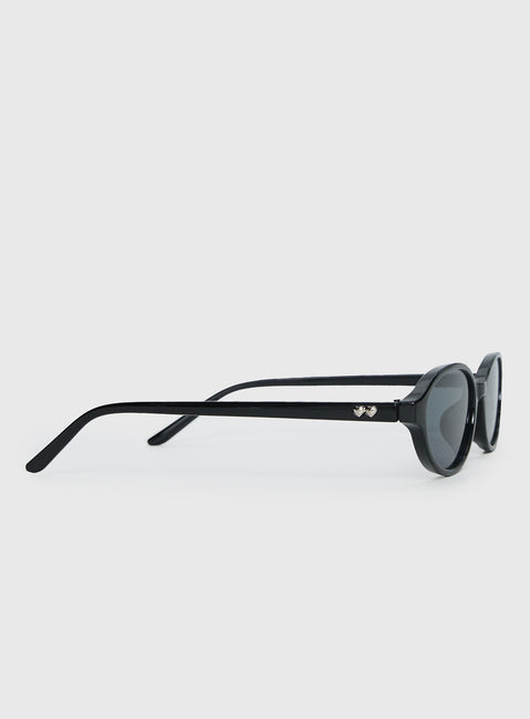 Captivation Oval Sunglasses Black