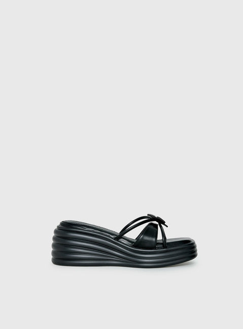 Therapy Flaunt Plateau-Sandalen mit Blumen-Detail Schwarz