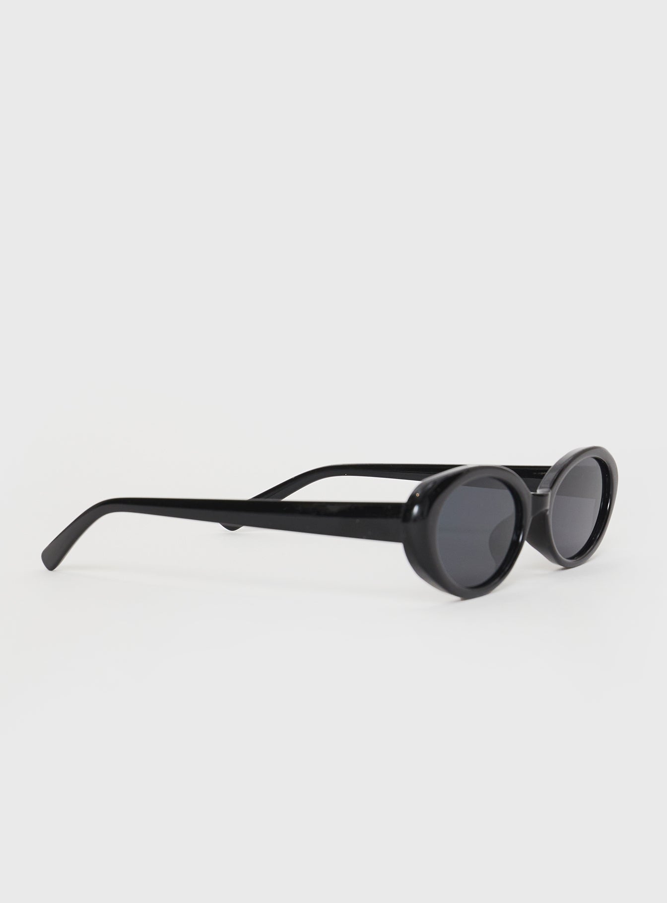 Sunglasses Moulded nose bridge, smoke tinted lens, thin arms