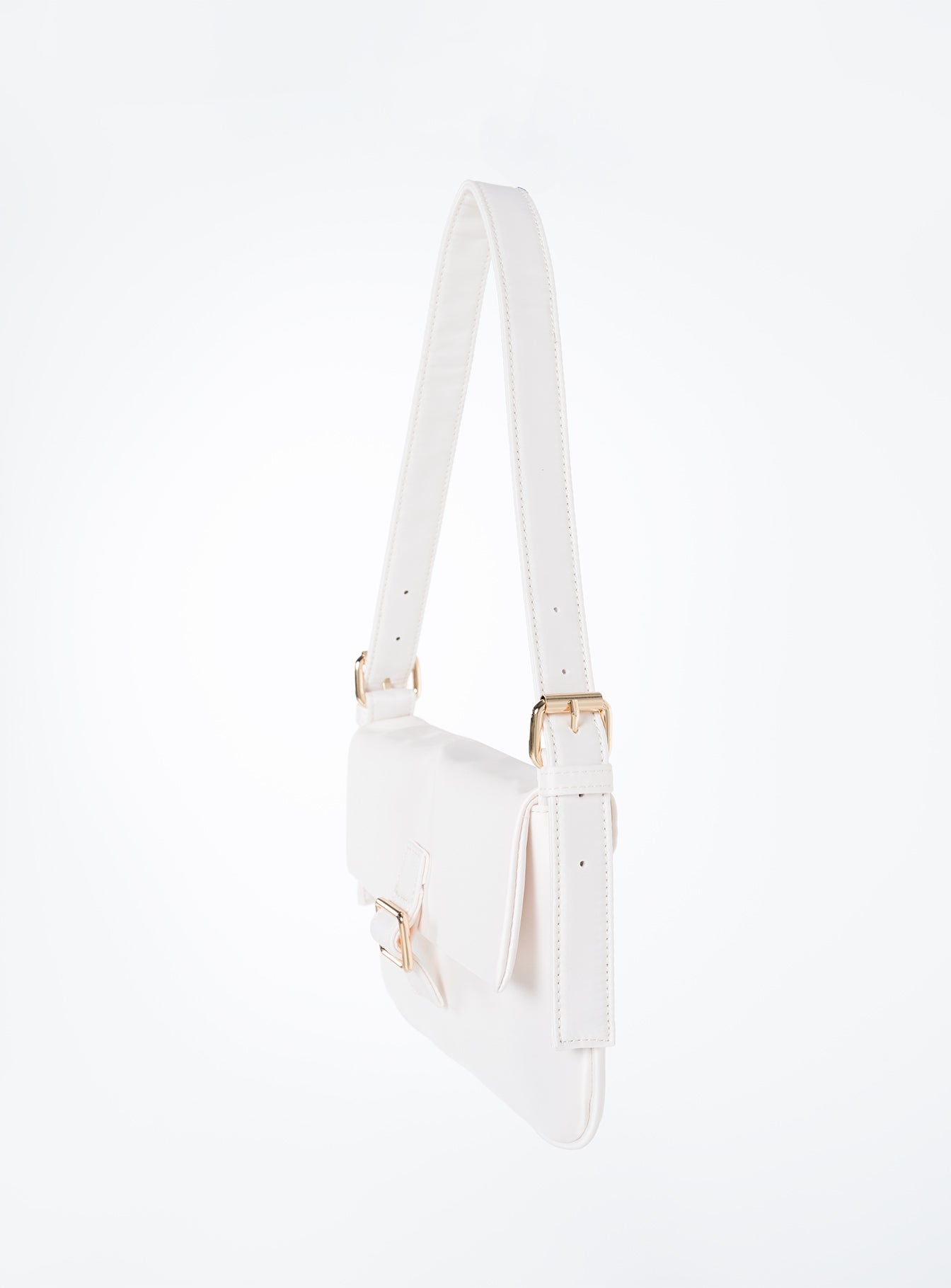 Silky shoulder bag Adjustable and removable shoulder strap, gold-toned hardware, magnetic button and zip fastening internal card slip
