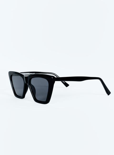 Sunglasses Oversized design Moulded nose bridge Black tinted lenses