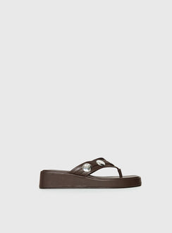 Paislee Sandalen mit Nieten in Braun